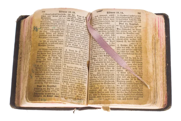 Ancienne bible ouverte vintage isolée avec chemin de clipsage . — Photo