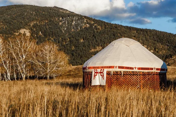 Asian Yurt in steppe - Nomad's tent is the national dwelling of Kazakhstan people — Stock Photo, Image
