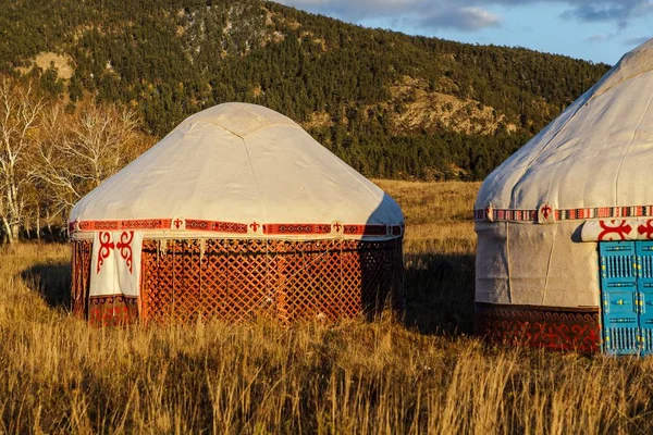 Yurta Blanca - La tienda de campaña de los nómadas es la morada nacional del pueblo kazajo — Foto de Stock