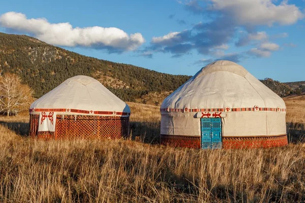 व्हाइट यूर्ट नोमाड का तम्बू कजाखस्तान के लोगों का राष्ट्रीय आवास है — स्टॉक फ़ोटो, इमेज