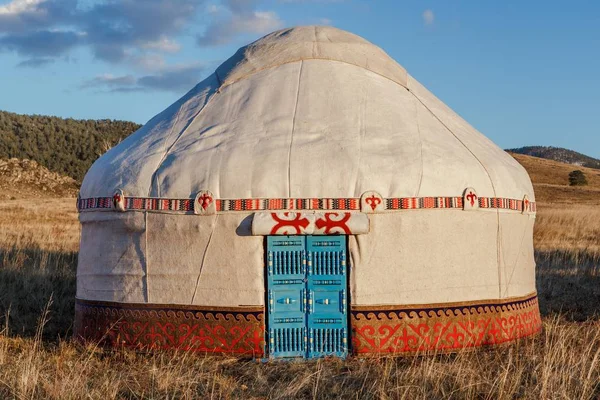 Beyaz Yurt - Nomad'ın çadır Kazakistan halkının Ulusal konut olduğunu. — Stok fotoğraf