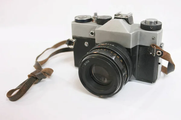 Alte alte alte schwarze Vintage-Kamera des 19. Jahrhunderts isoliert auf weißem Hintergrund mit Clipping-Pfad. Russland. — Stockfoto