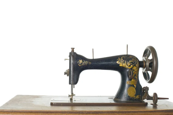 Máquina de costura preta antiga isolada em branco — Fotografia de Stock
