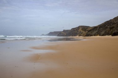 Portekiz 'in batı kıyısında terk edilmiş bir sahil.