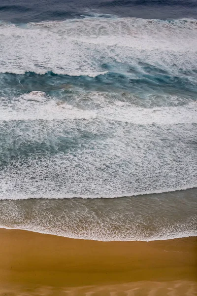 Portekiz 'in Atlantik kıyısındaki dalgalı sular — Stok fotoğraf