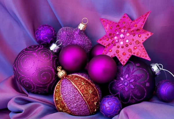 Прекрасное рождественское украшение в фиолетовом и розовом — стоковое фото