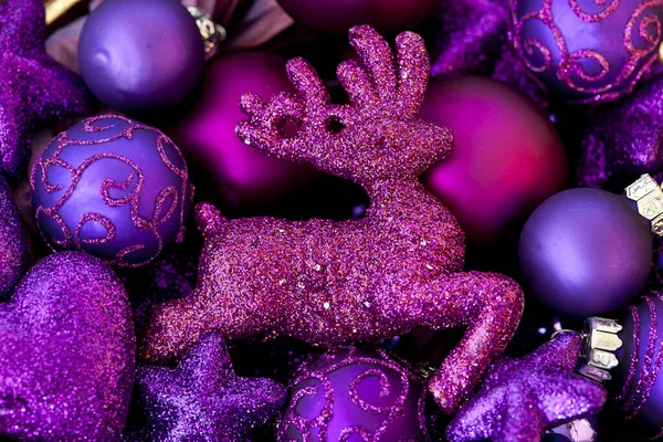 Sobí vánoční dekorace ve fialové a růžové — Stock fotografie