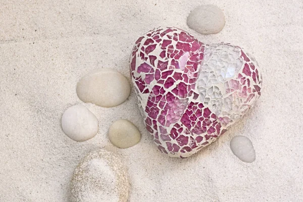 Skleněná mozaika Srdce v bílém písku — Stock fotografie