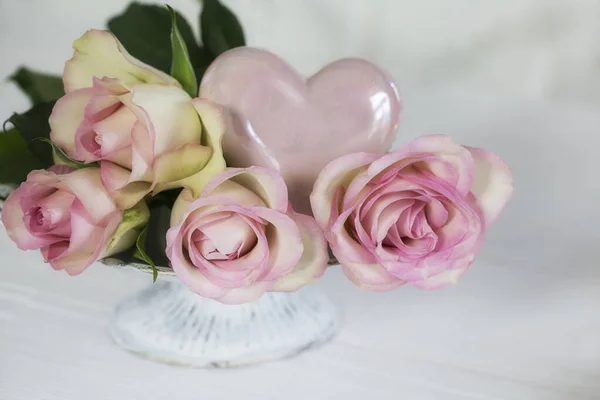 Romantiska rosa rosor stilleben — Stockfoto