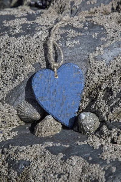 Blå trähjärta på sten — Stockfoto