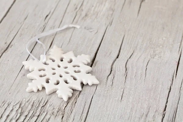 Branco Porcellaine Snow Flake em madeira — Fotografia de Stock