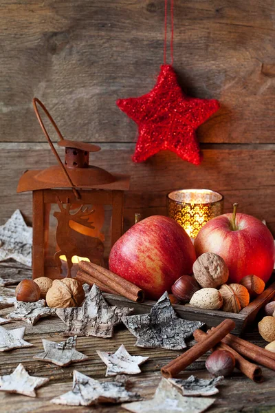 Estilo rústico Navidad Naturaleza muerta con linterna —  Fotos de Stock