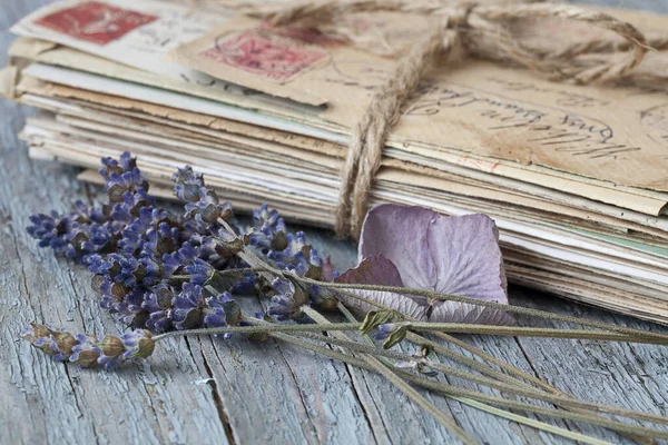 Naturaleza muerta nostálgica con letras antiguas —  Fotos de Stock