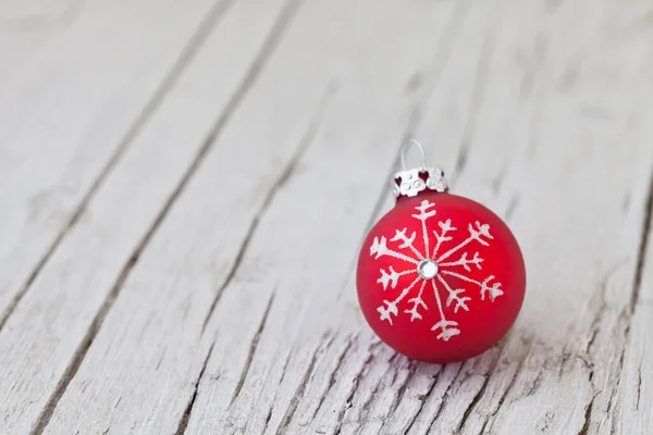 Bolas de Navidad sobre fondo de madera blanca — Foto de Stock