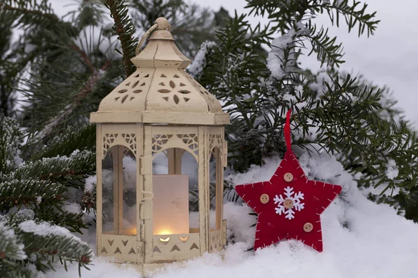 Winter stilleven met lantaarn — Stockfoto
