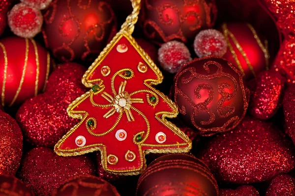 Natal ainda vida com elegantes ornamentos em vermelho — Fotografia de Stock