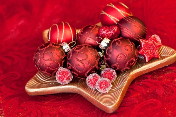 Χριστούγεννα νεκρή φύση με κομψά στολίδια σε κόκκινο — Φωτογραφία Αρχείου