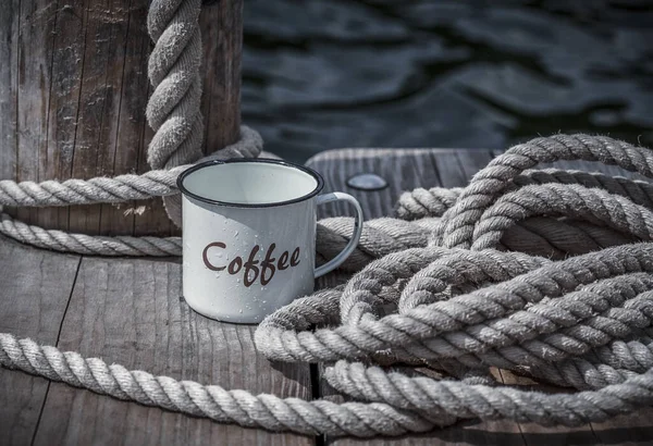 Kaffeetasse und Seil aus Emaille — Stockfoto