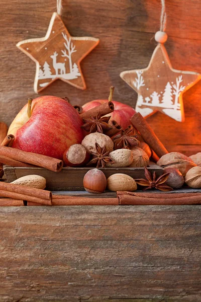 Estilo rústico Navidad Naturaleza muerta con manzanas — Foto de Stock