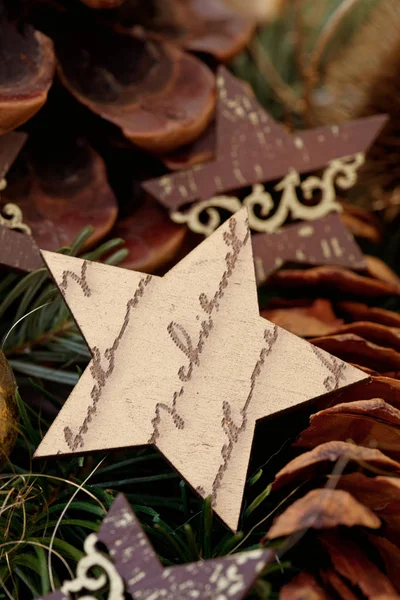 Rustikales Weihnachtsstillleben mit Stern — Stockfoto