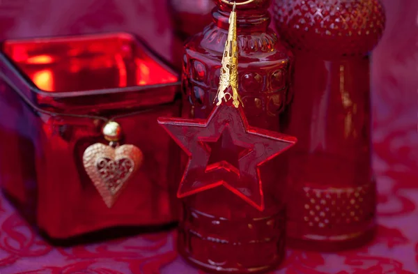 Elegantes rotes Weihnachtsstillleben mit Glasflaschen — Stockfoto