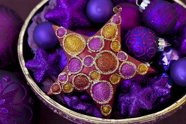 Opulenta decoración de Navidad en púrpura y rosa — Foto de Stock