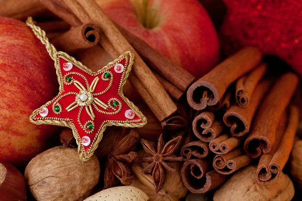 Rustikales Weihnachtsstillleben mit Äpfeln und Zimt — Stockfoto