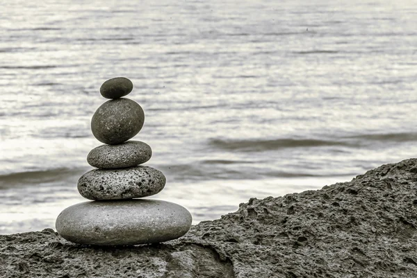 Pedra Cairn em uma rocha — Fotografia de Stock