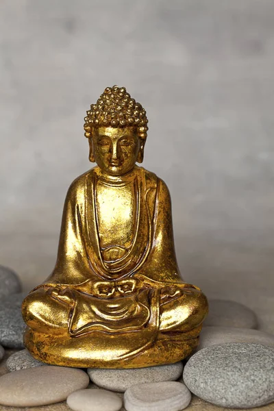 Zlatá Buddhova socha a oblázek — Stock fotografie