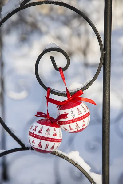 Adorno rojo blanco de Navidad en la nieve — Foto de Stock