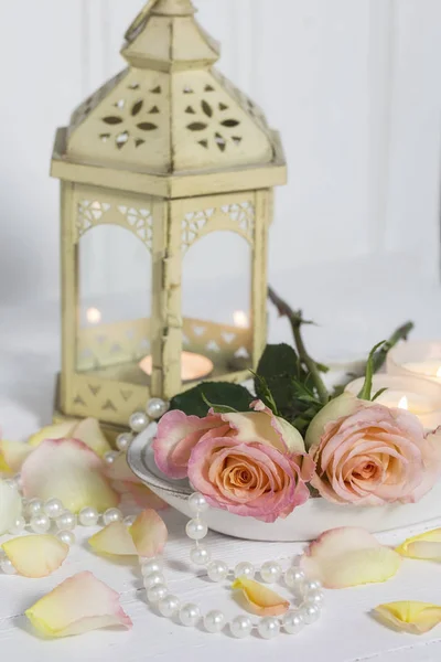 Rosas románticas Naturaleza muerta con perlas — Foto de Stock
