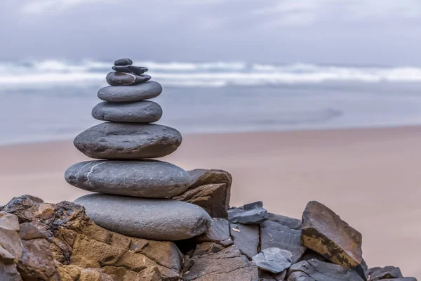 Tour de pierre à une plage portugaise — Photo