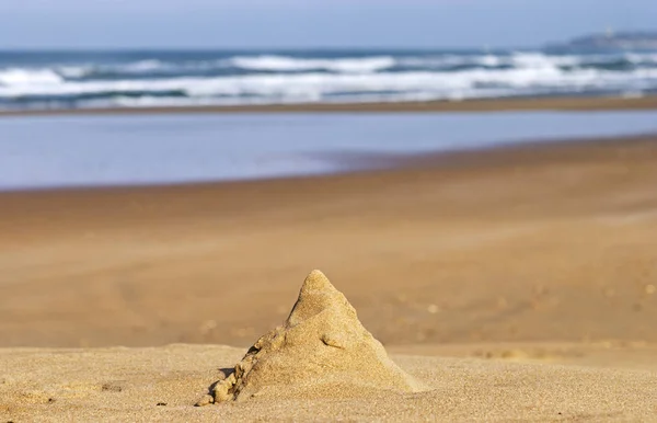 Zomer landschap met langgerekte strand — Stockfoto