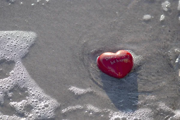 Piros szív a strandon — Stock Fotó