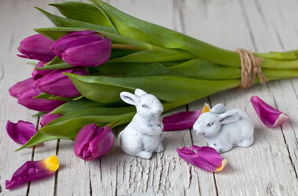 Tulip Spring Flowers With Easter Bunny — 图库照片