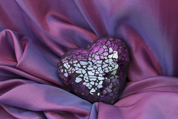 Coração de mosaico de vidro roxo em cetim — Fotografia de Stock