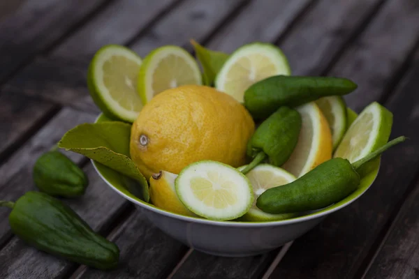Verse geplukte citroen en paprika 's op rustieke tafel — Stockfoto