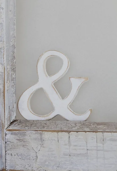 Sinal de madeira branco de Ampersand no quadro — Fotografia de Stock