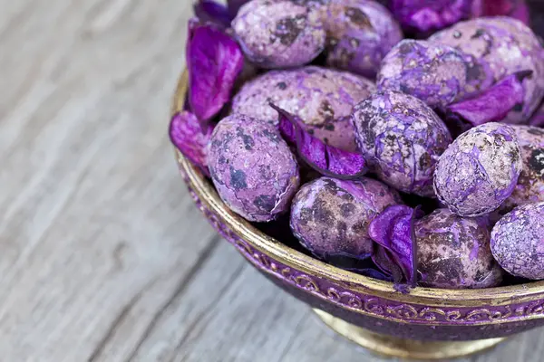 Ovos Páscoa Roxo Decorativos Uma Tigela — Fotografia de Stock