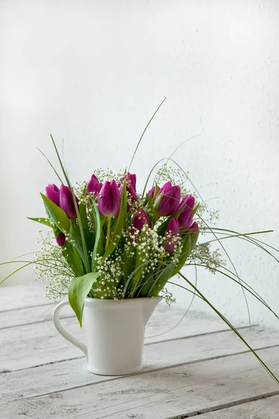 Kırsal Beyaz Bir Masada Taze Pembe Lale Çiçekleri — Stok fotoğraf