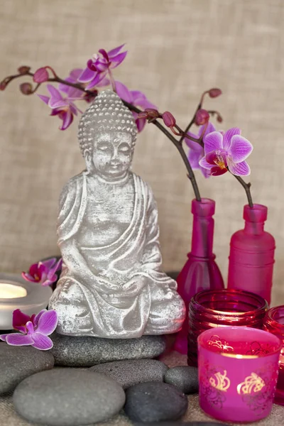 Stillleben Mit Buddha Statue Kerzen Und Rosa Orchideen — Stockfoto
