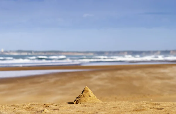 Sandhügel Gebaut Von Kindern Einem Einsamen Strand Spanien — Stockfoto