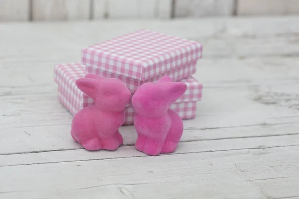 Natureza Morta Com Pequenas Caixas Presente Quadriculadas Rosa Coelhinhos Páscoa — Fotografia de Stock