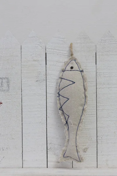 Kleiner Weißer Holzzaun Mit Dekorativ Aufgehängten Fischen Aus Stoff Ideal — Stockfoto