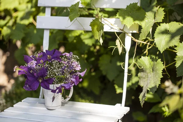 Romantico Bouquet Fiori Viola Estivi Una Tazza Vintage Bianco All — Foto Stock