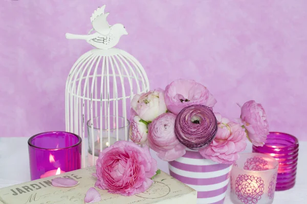 Nature Morte Avec Belle Fleur Ranunculus Rose Cage Oiseaux Blanche — Photo