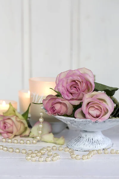 Ρομαντικό Τριαντάφυλλο Νεκρή Φύση Μαργαριταρένιο Κολιέ Και Κεριά Ιδανικό Για — Φωτογραφία Αρχείου