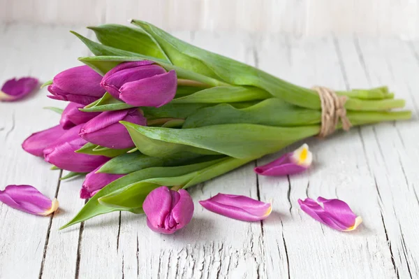 Köteg Friss Rózsaszín Tulipán Virágok Fehér Évjárat Felület — Stock Fotó