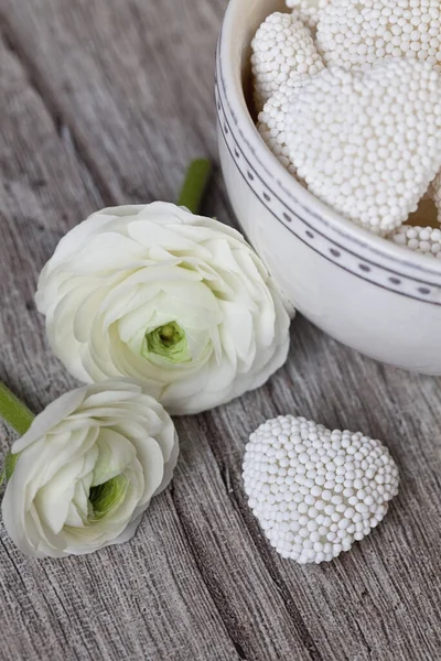 Küçük Kasede Şeker Incileri Beyaz Ranunculus Çiçekleri Olan Pembe Kalp — Stok fotoğraf