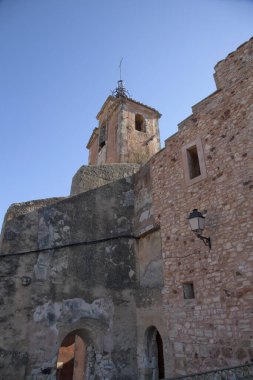 Fransa 'nın güneyindeki Provence köyünde geleneksel mimariyle yaz mevsimi manzarası